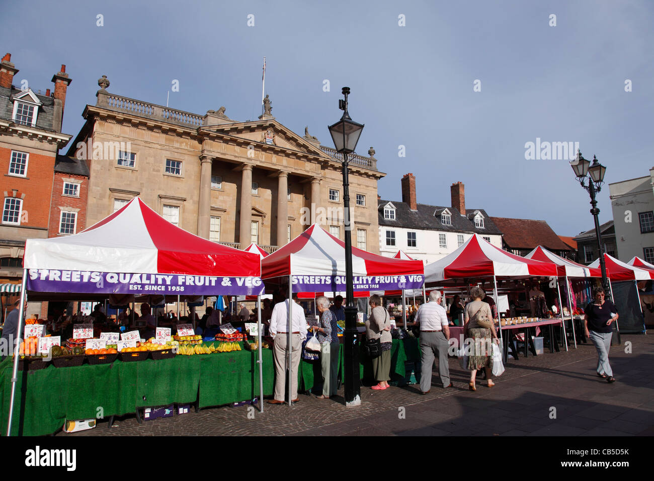La piazza del mercato, Newark-on-Trent, Nottinghamshire, England, Regno Unito Foto Stock