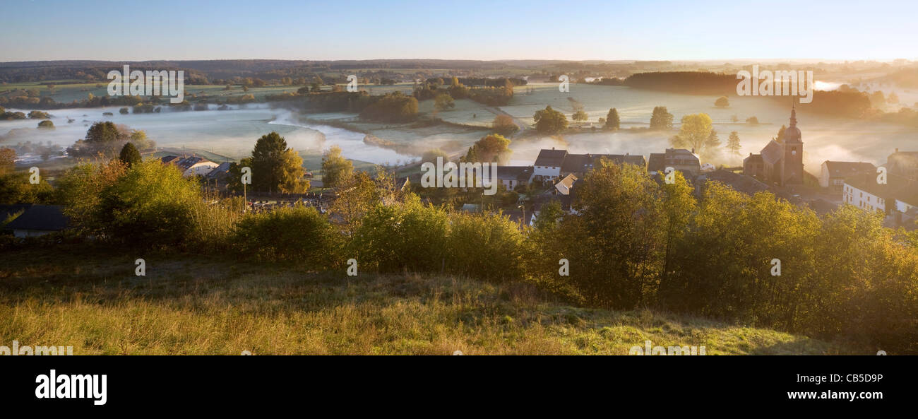 Il fiume Semois e il villaggio Chassepierre contemplati nella nebbia mattutina, Ardenne belghe, Belgio Foto Stock