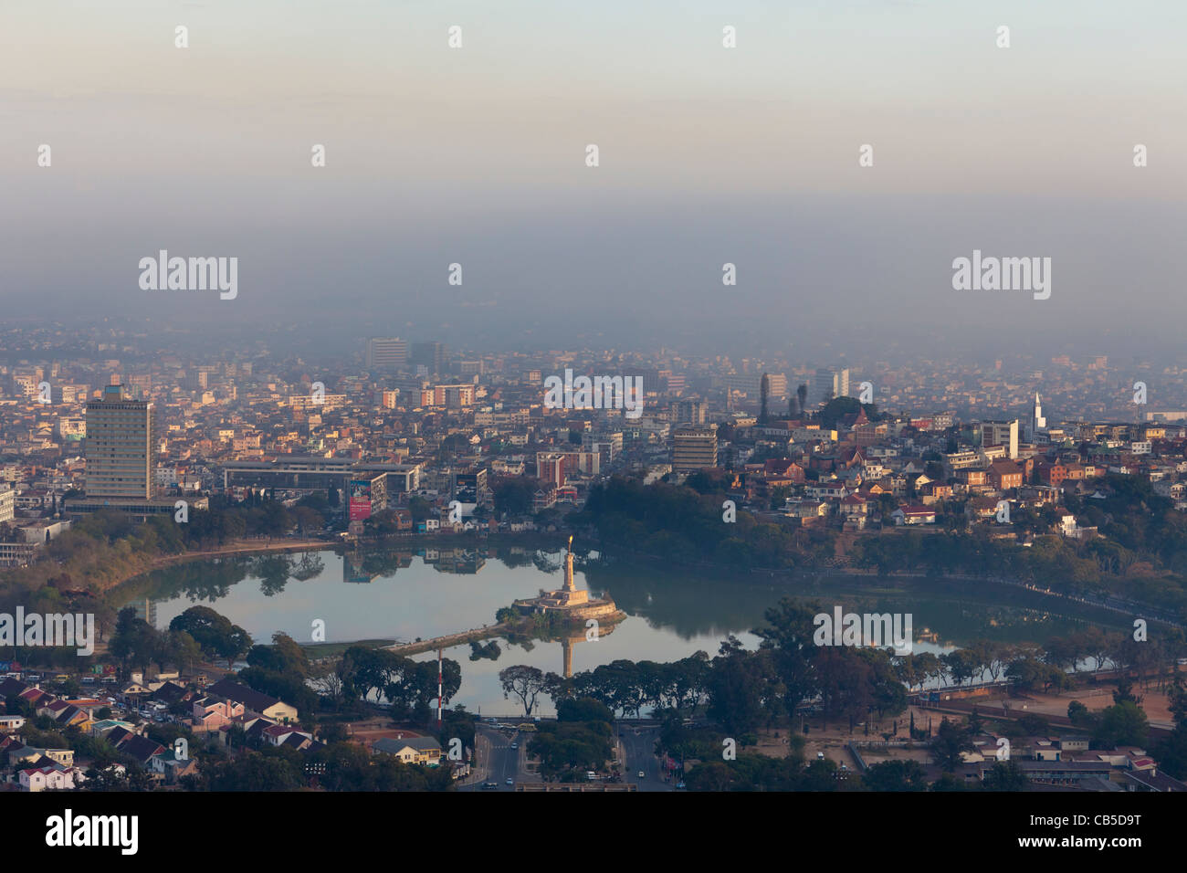 Vista di Antananarivo con il lago Anosy, città capitale del Madagascar Foto Stock