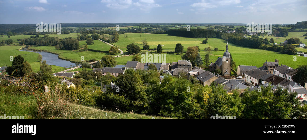 Paesaggio panoramico che mostra il fiume Semois e il villaggio Chassepierre nelle Ardenne belghe, Belgio Foto Stock