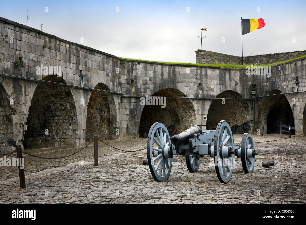 Il cannone a corte interna nella cittadella a Dinant, Belgio Foto Stock