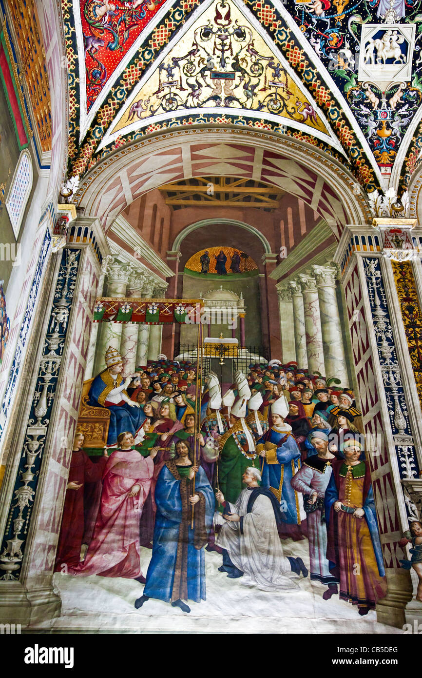 Affresco 7: 'L'Incoronazione di Enea Silvio Piccolomini come Papa Pio I' nella Libreria Piccolomini, Duomo di Siena, Toscana, Italia Foto Stock