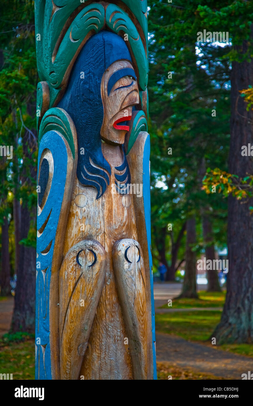 La sezione inferiore di un totem pole in Victoria, British Columbia, Canada Foto Stock