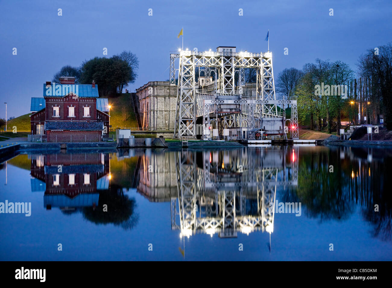 Sistema idraulico di sollevamento barca n°4 al tramonto sul Canal du Centre a Thieu vicino a La Louvière del Sillon industriel della Vallonia, Belgio Foto Stock