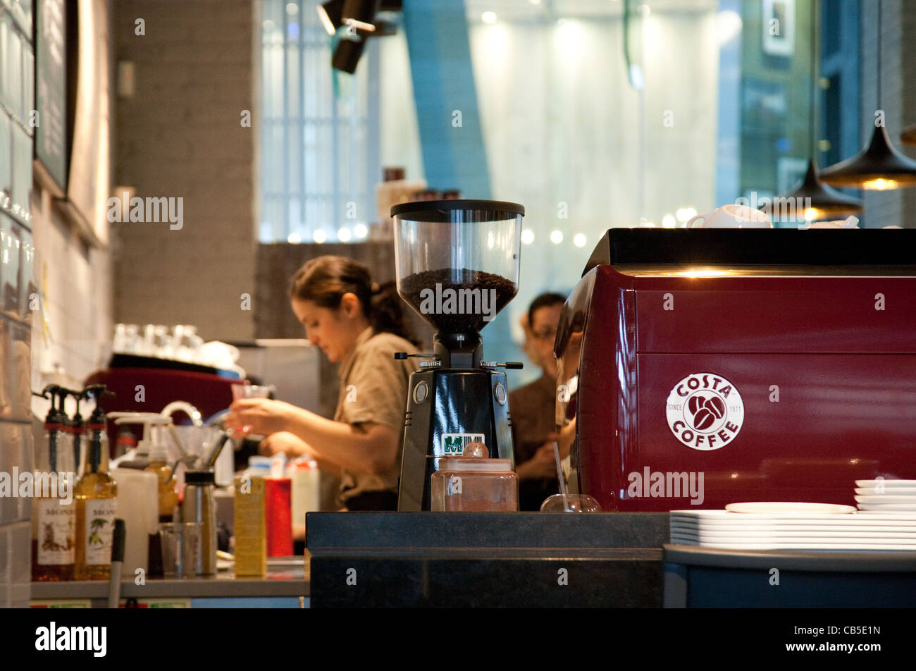 Il personale (baristi) a Costa Coffee, REGNO UNITO Foto Stock