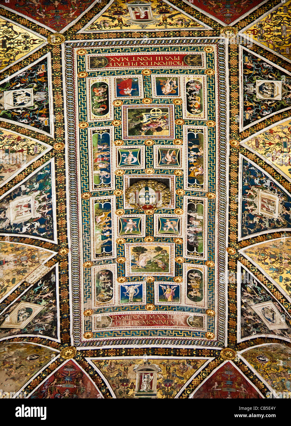 Soffitto rivestito con pannelli dipinti di soggetto mitologico, 1502-3, Pinturicchio. Libreria Piccolomini, Duomo di Siena, Italia Foto Stock