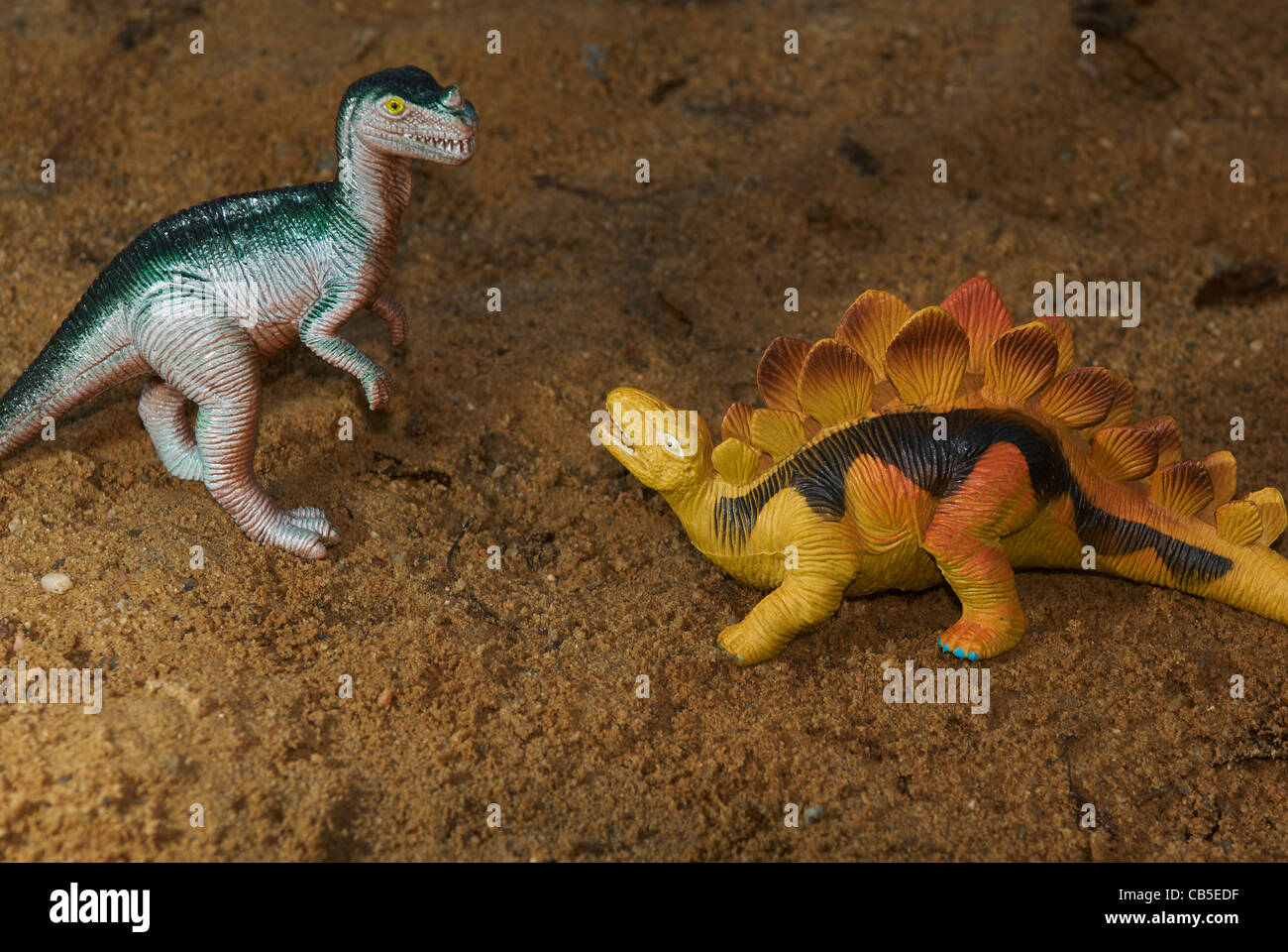 Dinosauro giocattolo statuetta in un vero e proprio paesaggio naturale all'aperto Foto Stock