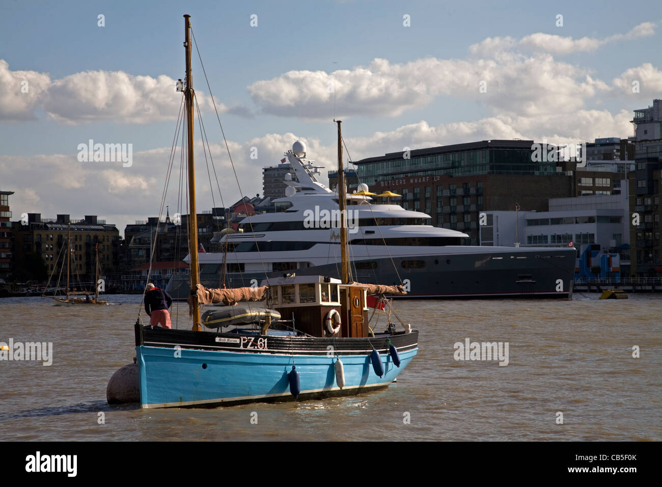 Aviva motor yacht e cameriera marion pz61 cornish lugger pool di Londra tamigi Londra Inghilterra Foto Stock