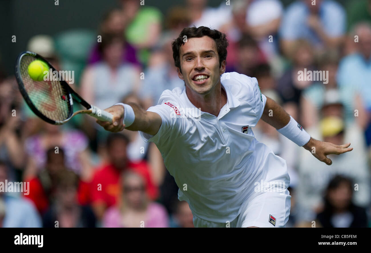 21.06.2011. Mikhail Kukushkin KAZ v Roger Federer SUI (3). Mikhail in azione. Il torneo di Wimbledon Tennis campionati. Foto Stock