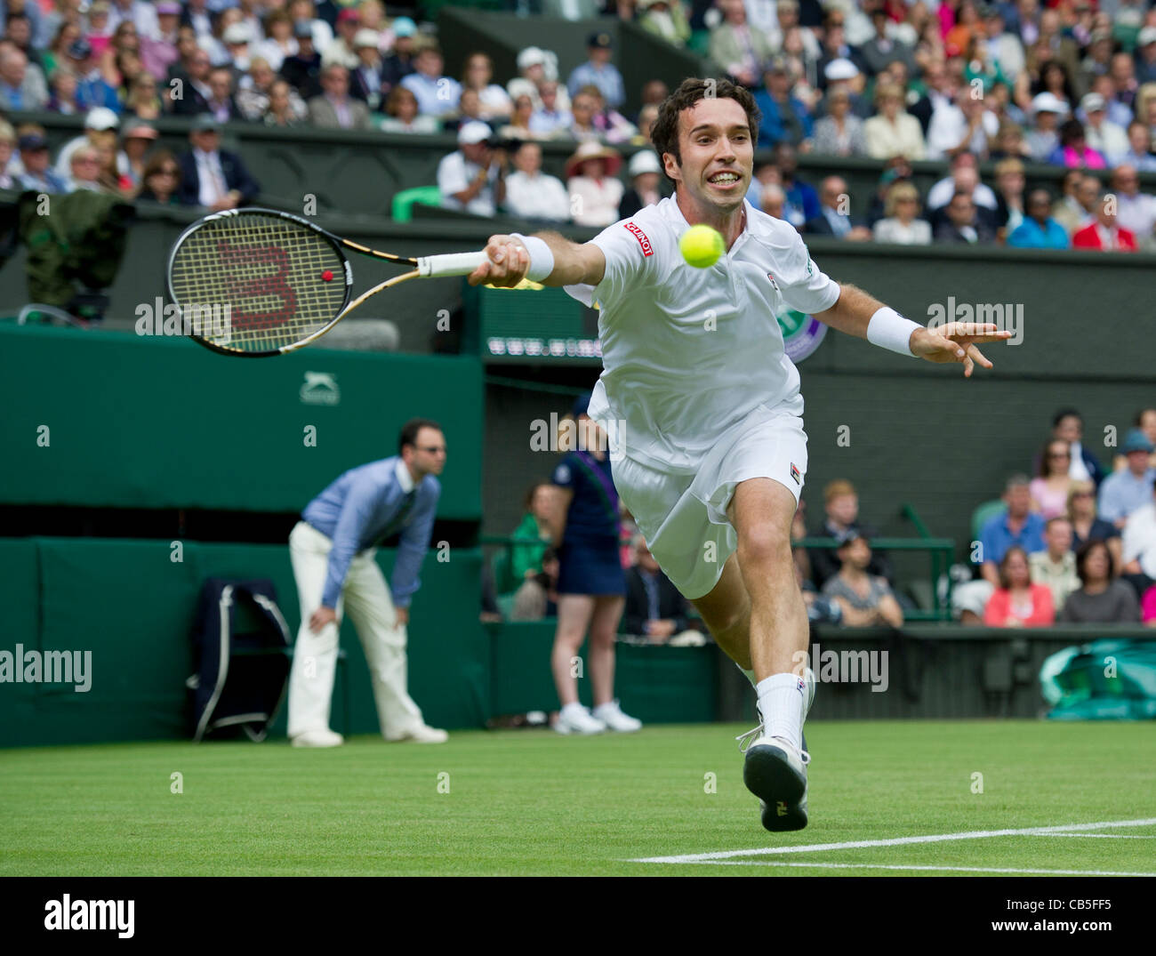 21.06.2011. Mikhail Kukushkin KAZ v Roger Federer SUI (3). Mikhail in azione. Il torneo di Wimbledon Tennis campionati. Foto Stock