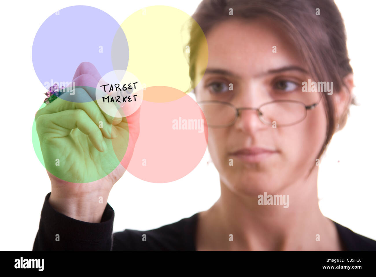 Imprenditrici di disegno di un diagramma di marketing su una lastra di vetro Foto Stock