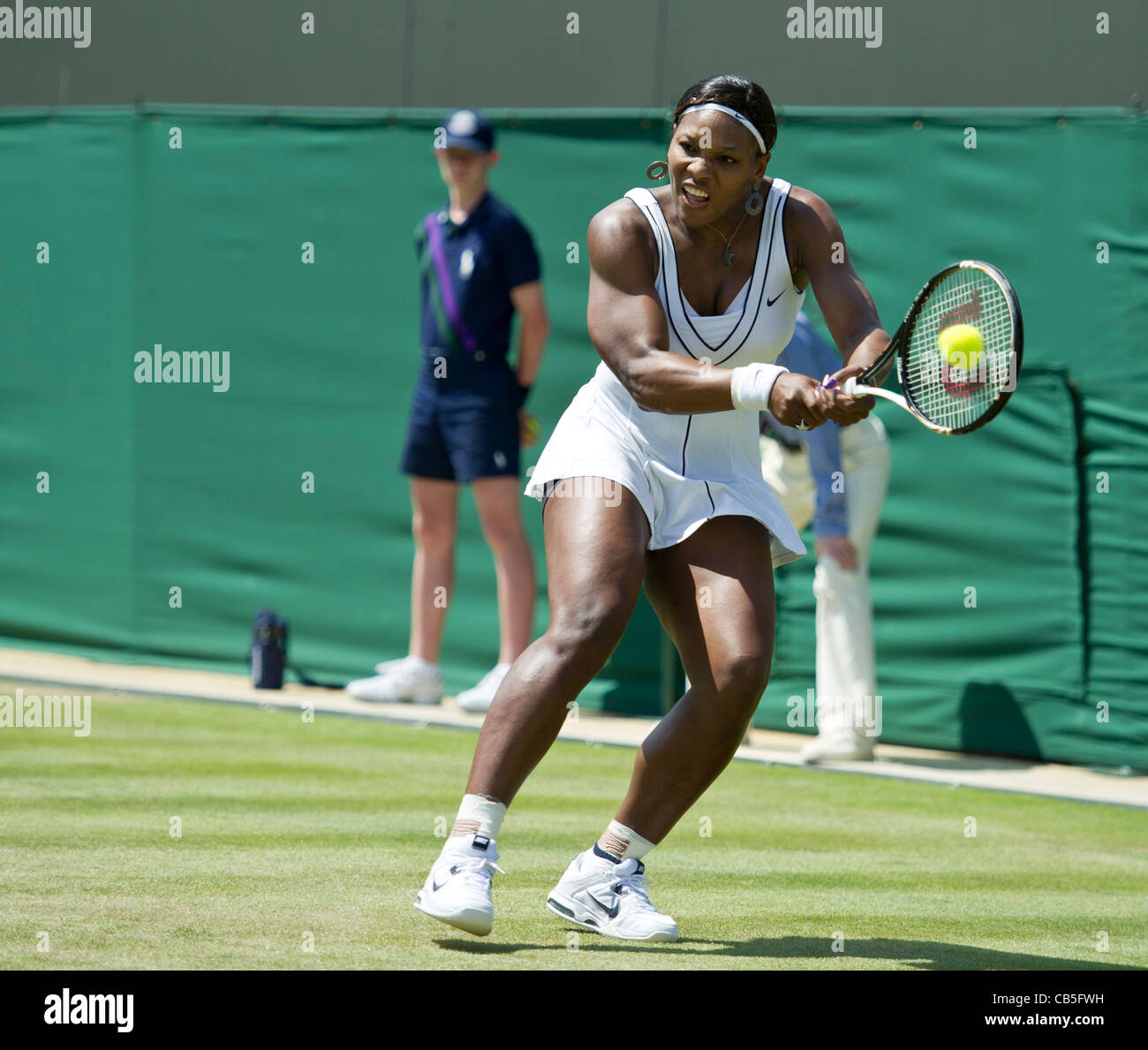 23.06.2011. Serena Williams USA (7) sconfitte Simona Halep ROU 36,62,61. Serena in azione. Il torneo di Wimbledon Tennis campionati. Foto Stock