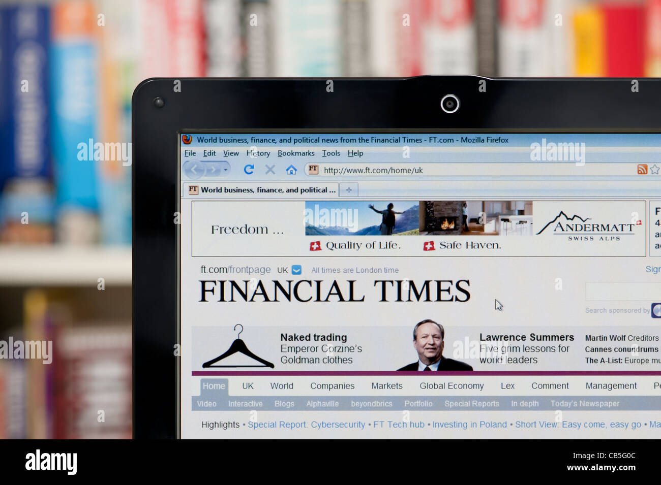 Il sito del Financial Times sparato contro una libreria sullo sfondo (solo uso editoriale: -print, TV, e-book e Redazione sito web). Foto Stock