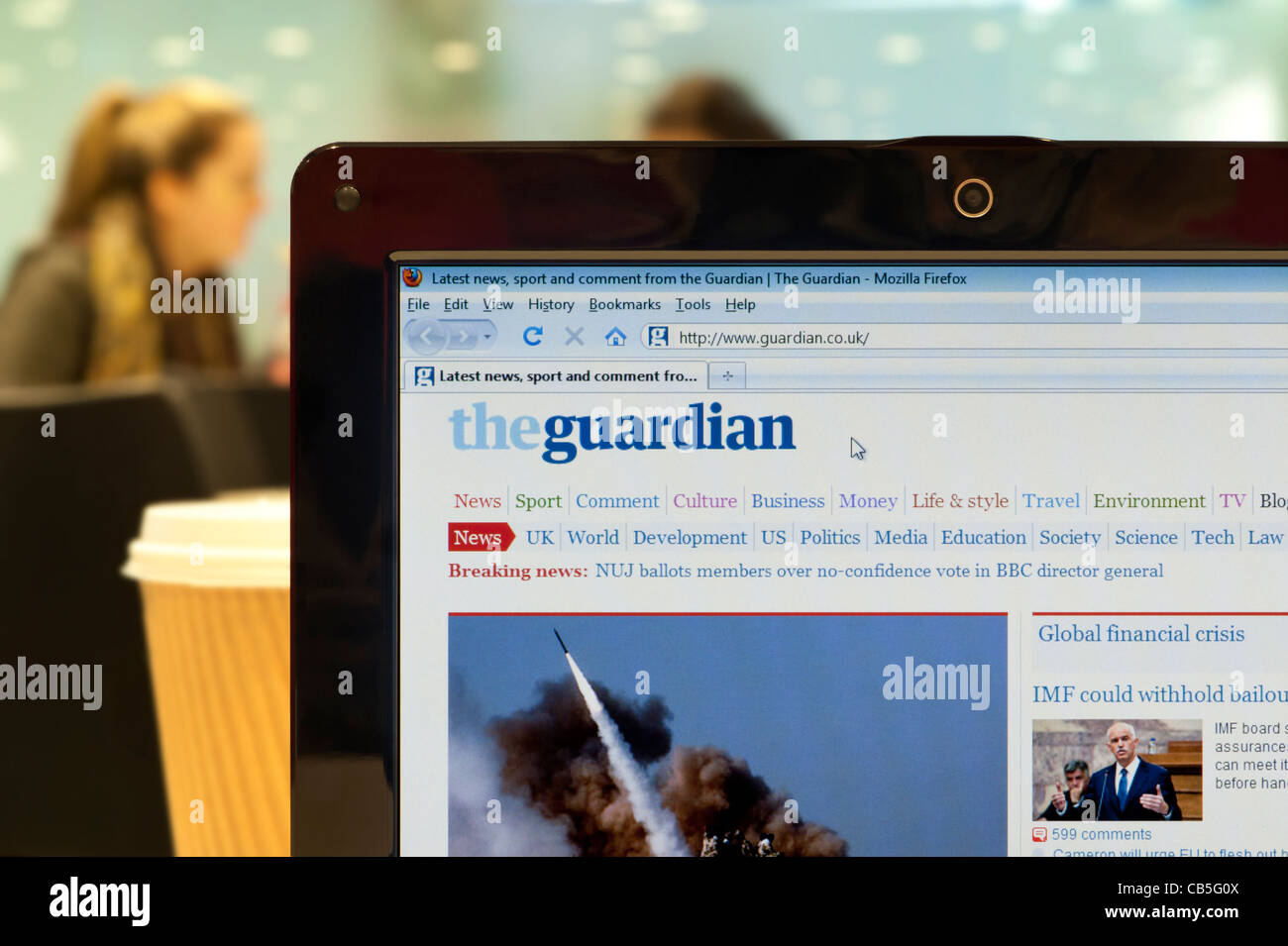 Il quotidiano The Guardian sito shot in un coffee shop (solo uso editoriale: -print, TV, e-book e Redazione sito web). Foto Stock