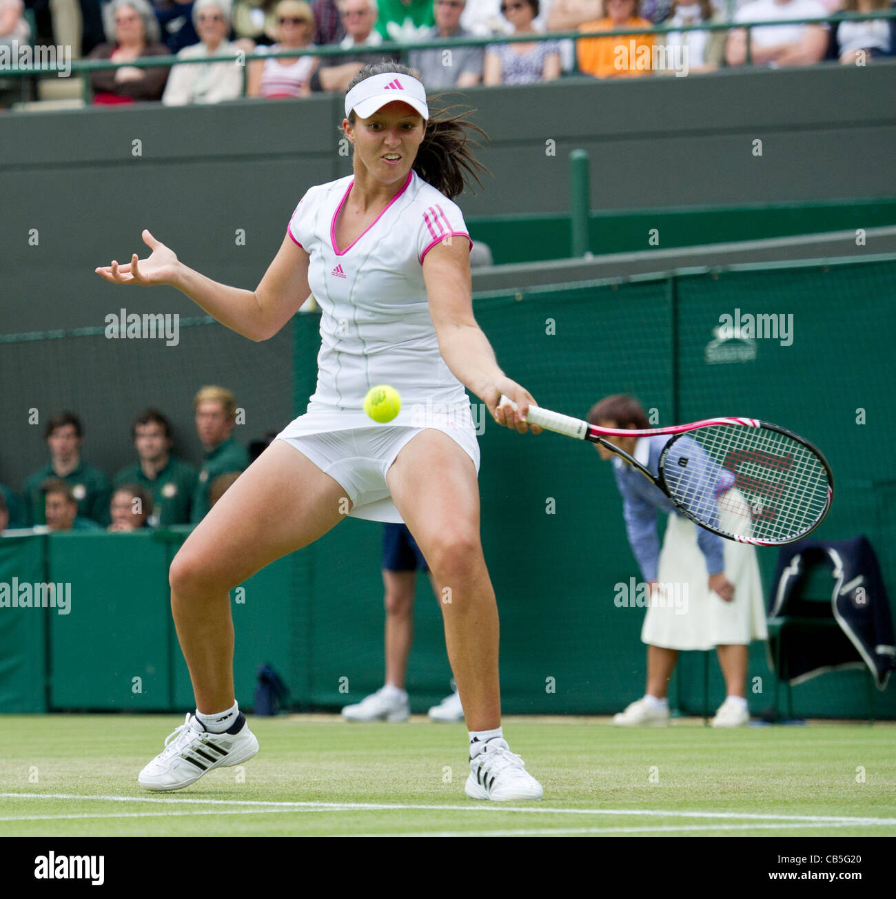 24.06.2011. Laura Robson GBR v Maria Sharapova RUS (5). Laura in azione. Il torneo di Wimbledon Tennis campionati. Foto Stock