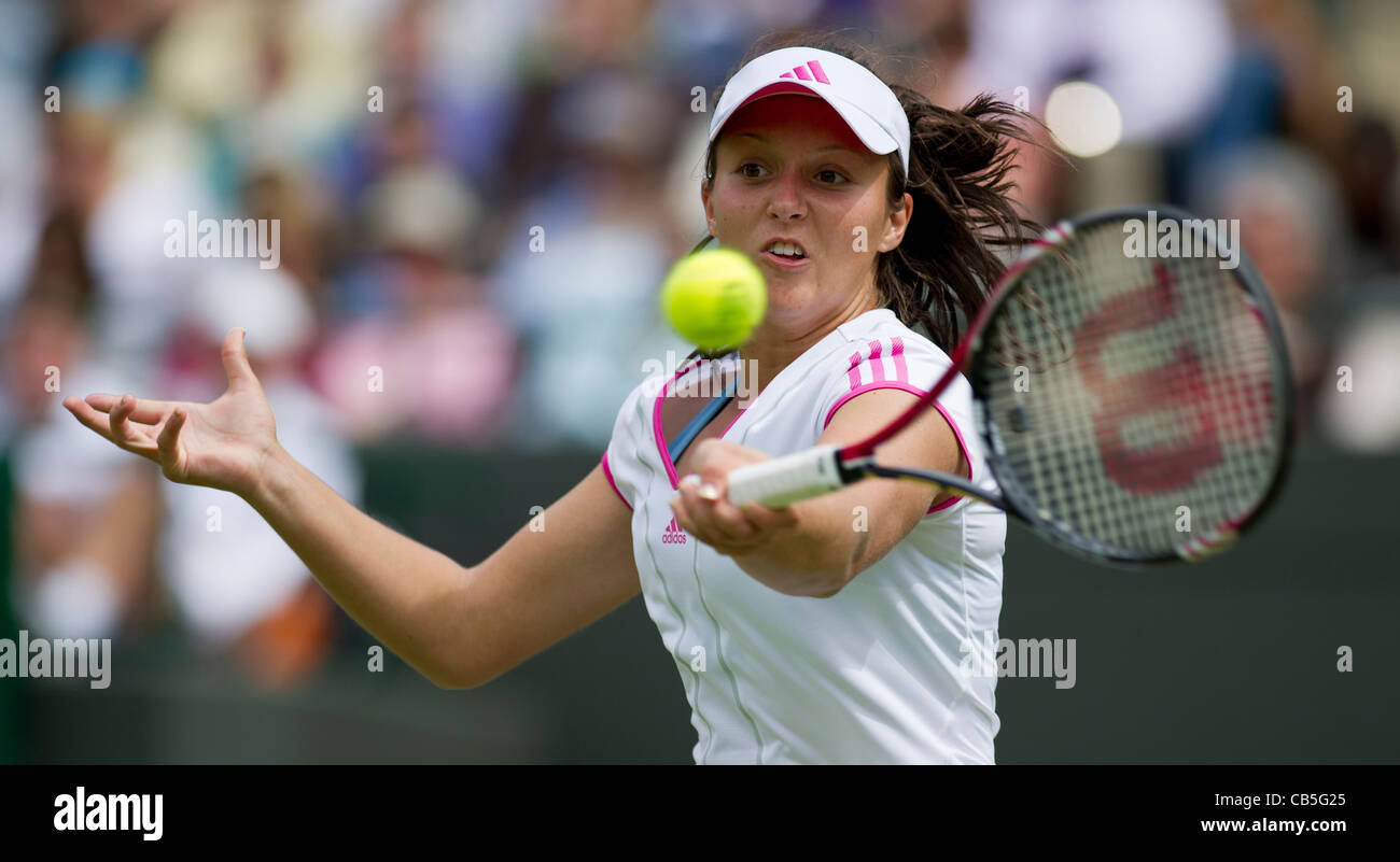 24.06.2011. Laura Robson GBR v Maria Sharapova RUS (5). Laura in azione. Il torneo di Wimbledon Tennis campionati. Foto Stock