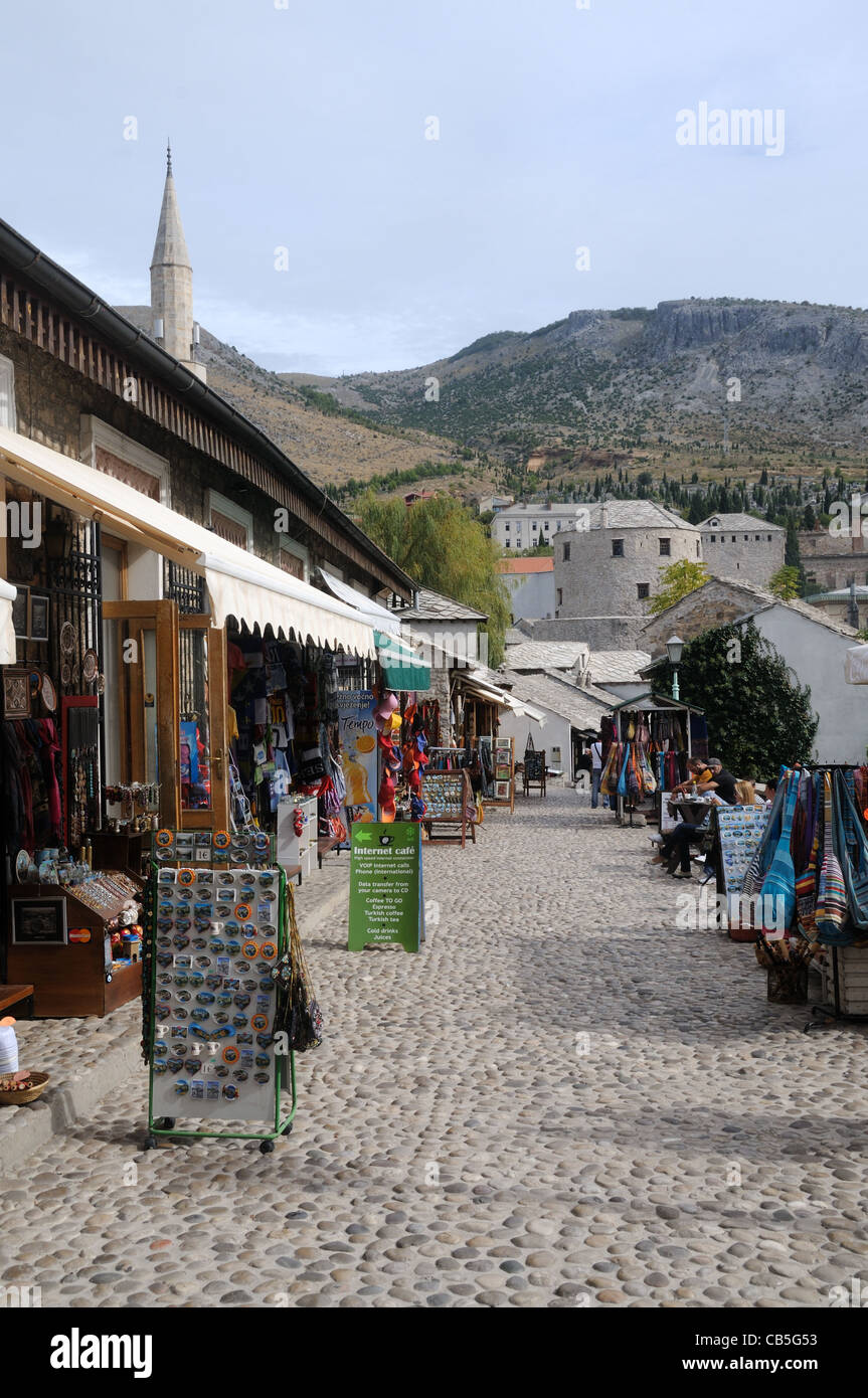 Negozi di souvenir e bancarelle Onešćukova rivestimento, nella città vecchia di Mostar, Herzegovina-Neretva, Bosnia Erzegovina Foto Stock