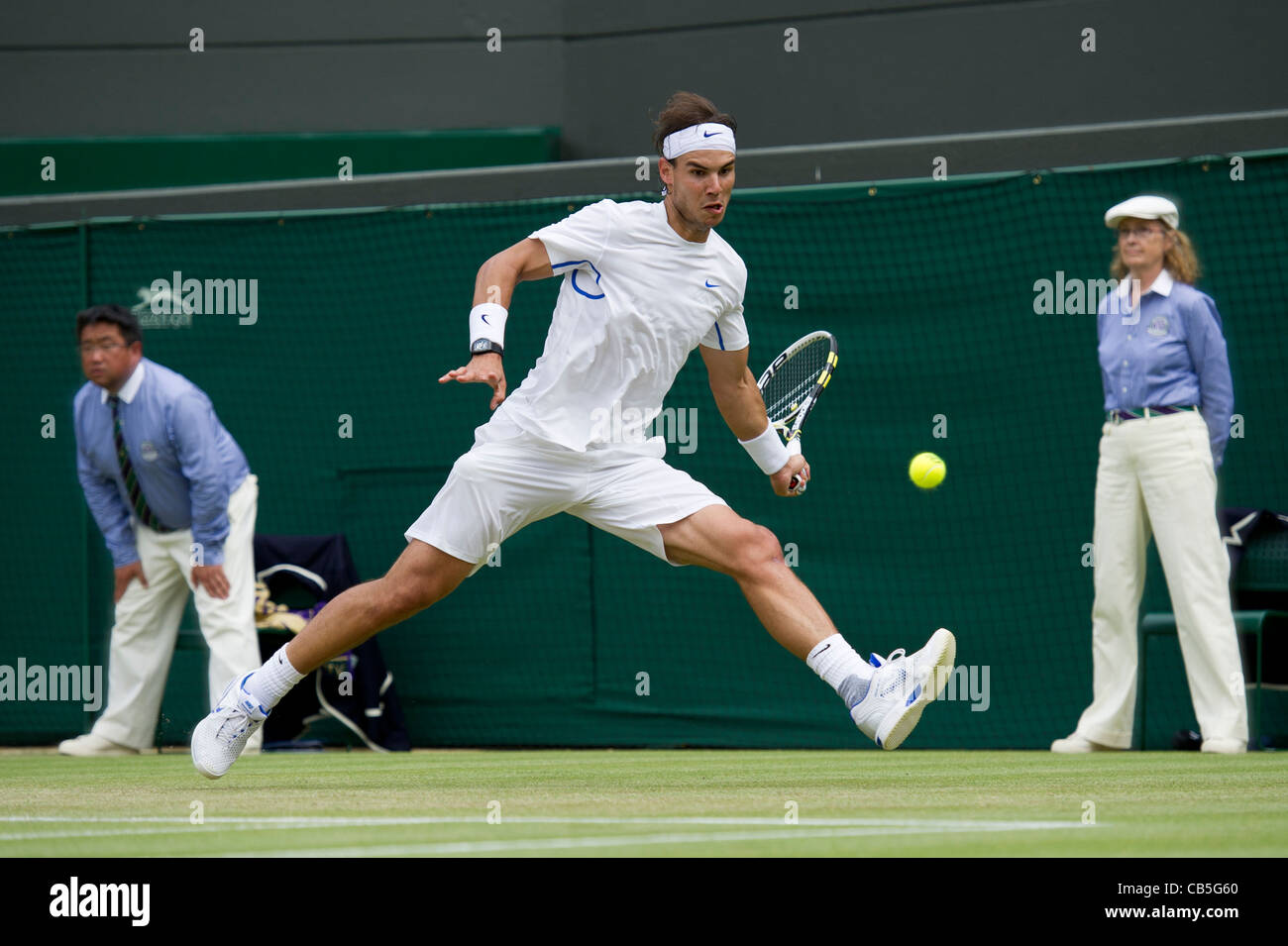 25.06.2011. Rafael Nadal v Gilles MULLER. Rafa in azione. Il torneo di Wimbledon Tennis campionati. Foto Stock