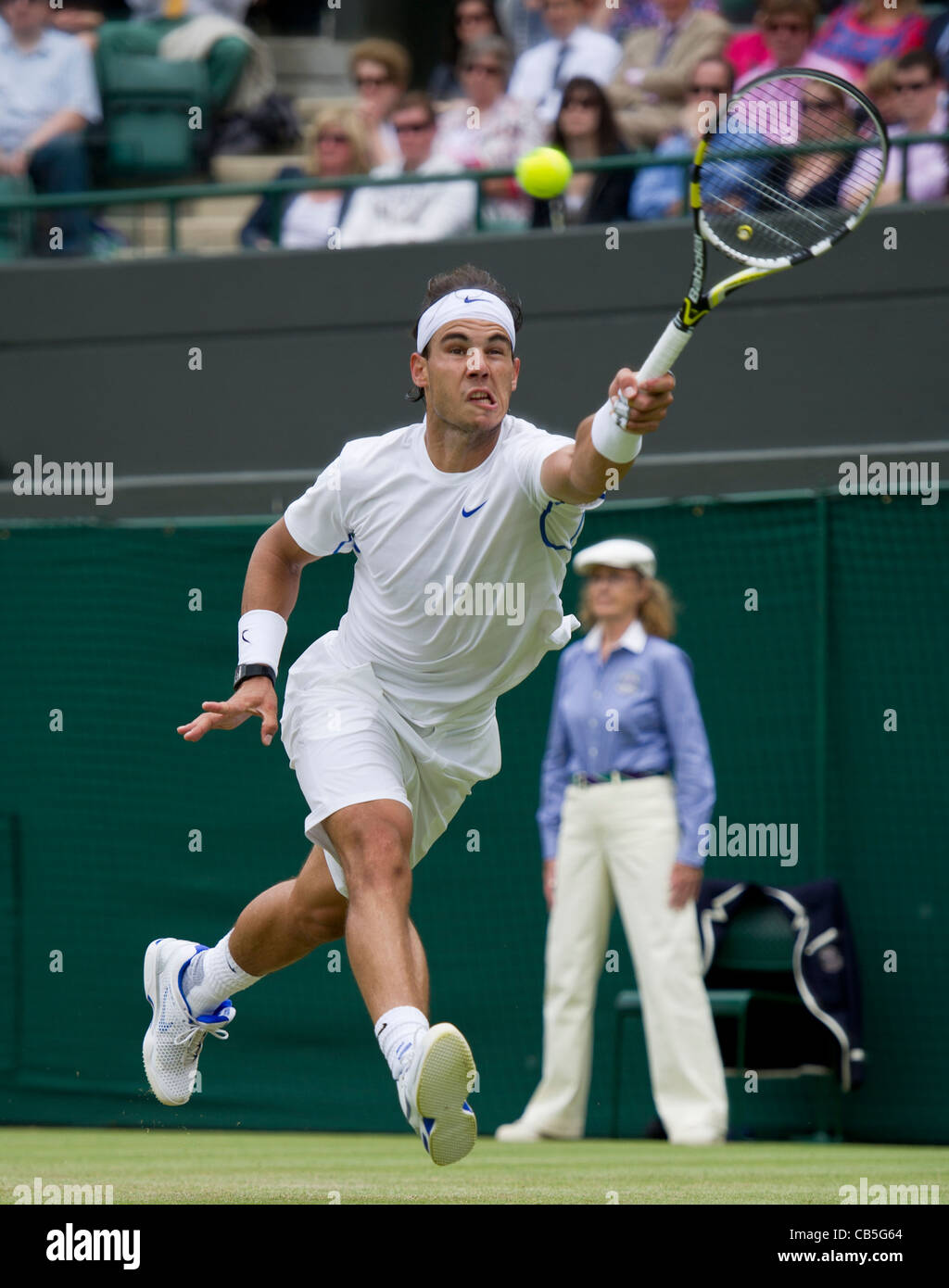 25.06.2011. Rafael Nadal v Gilles MULLER. Rafa in azione. Il torneo di Wimbledon Tennis campionati. Foto Stock