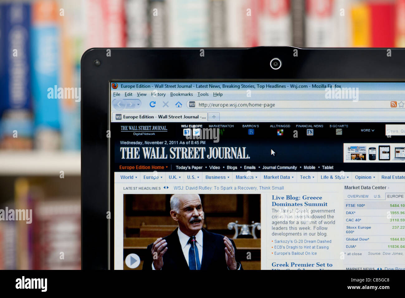 Il Wall Street Journal sito sparato contro una libreria sullo sfondo (solo uso editoriale: -print,TV, e-book e Redazione sito web). Foto Stock
