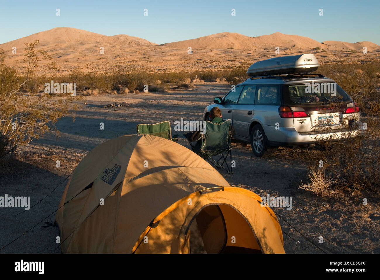 Camp sul ciglio della strada vicino a Kelso Dune Mojave National Preserve California USA Foto Stock