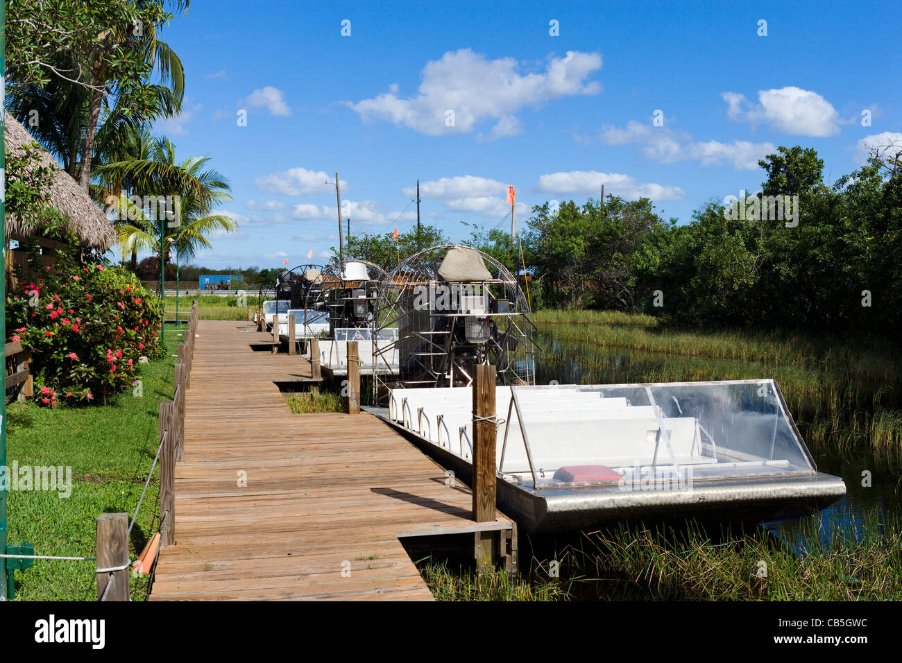 Airboats accanto al molo presso il Gator Park Airboat Tours sulla Highway 41 (Tamiami per voli Trail), Everglades della Florida, Florida, Stati Uniti d'America Foto Stock