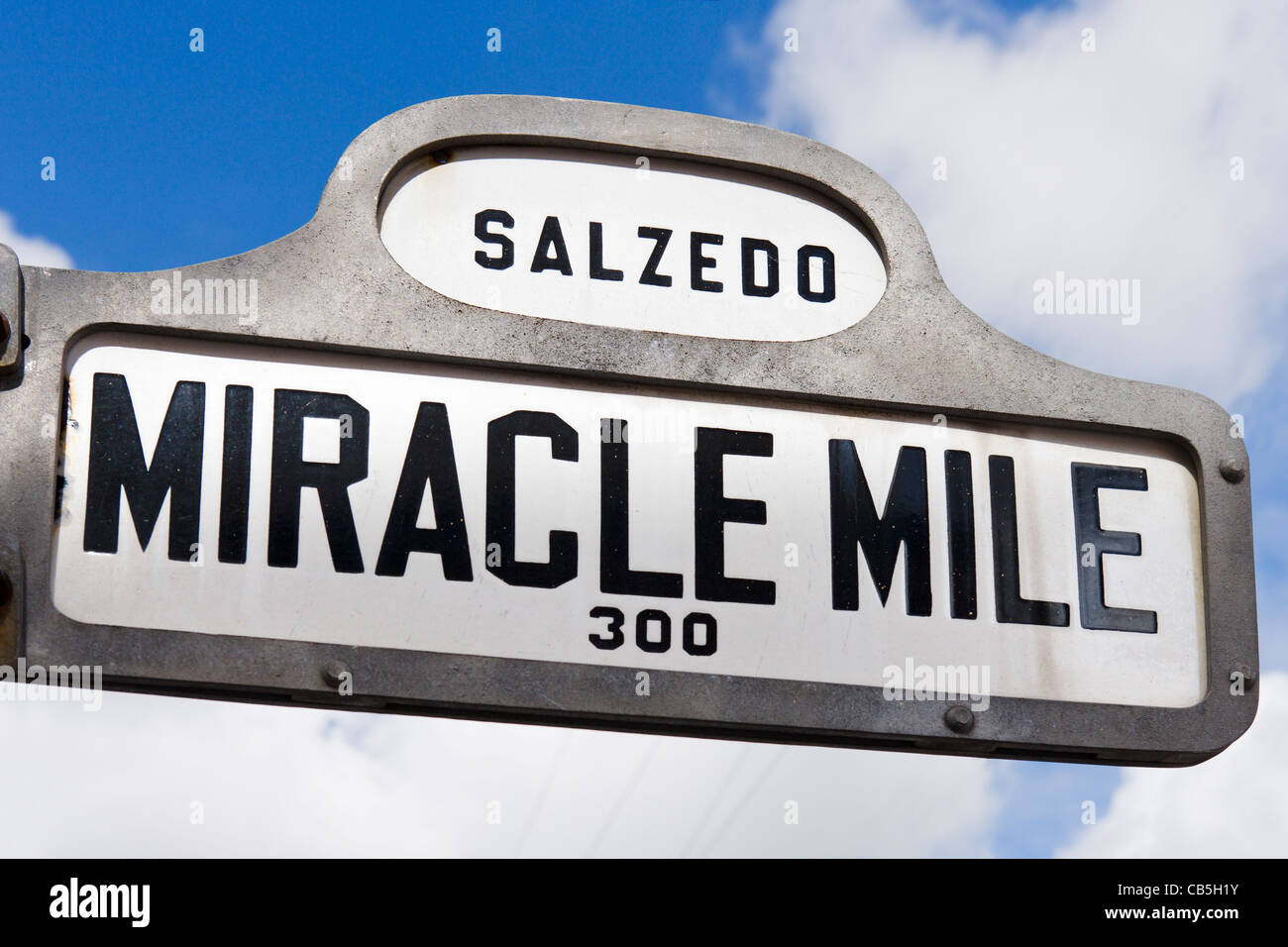 Un cartello stradale per la Miracle Mile (Coral Way), Coral Gables, Miami, Florida, Stati Uniti d'America Foto Stock