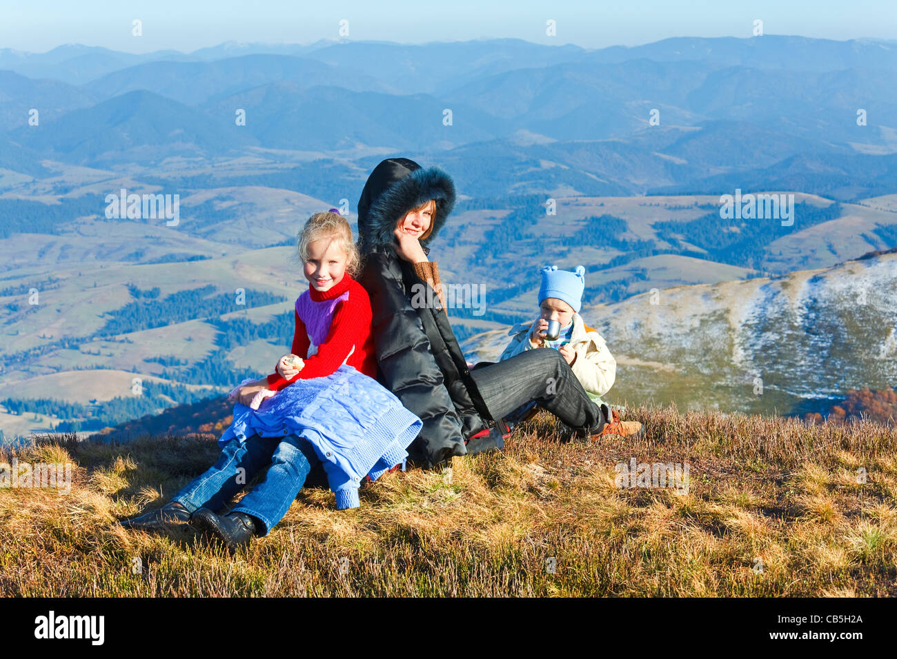 La famiglia (madre con bambini) a piedi in autunno montagna altopiano. Foto Stock