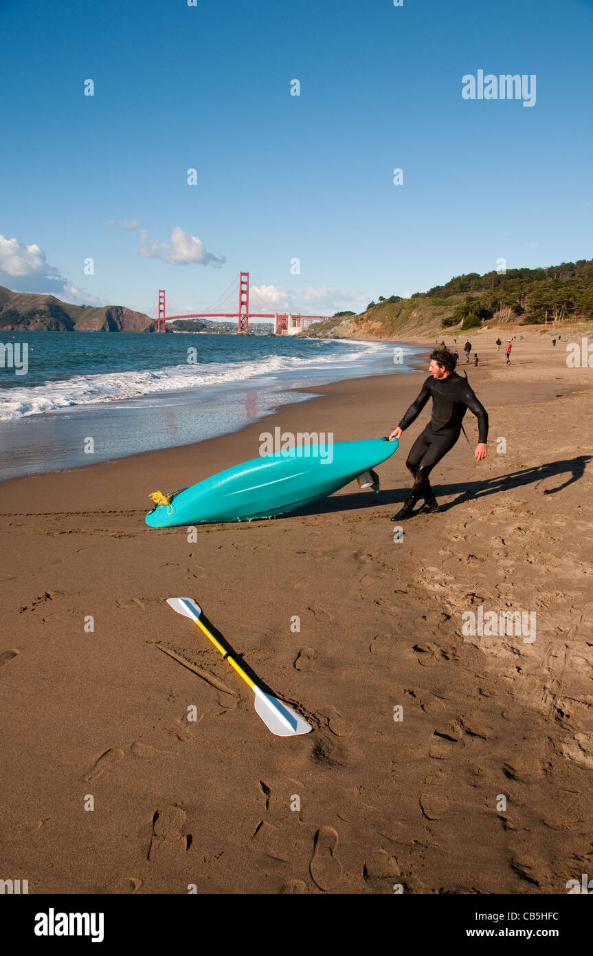 Kayaker Al Baker Beach, Golden Gate Bridge di San Francisco, California, Stati Uniti d'America. Foto copyright Lee Foster. Foto # california108695 Foto Stock