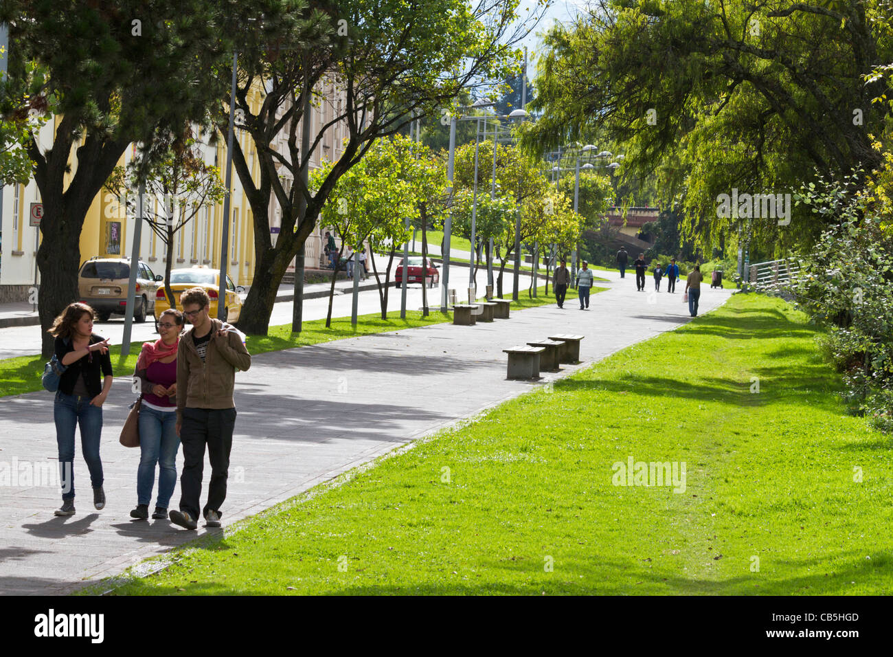 Gli studenti passeggiando lungo il fiume in Cuenca Foto Stock