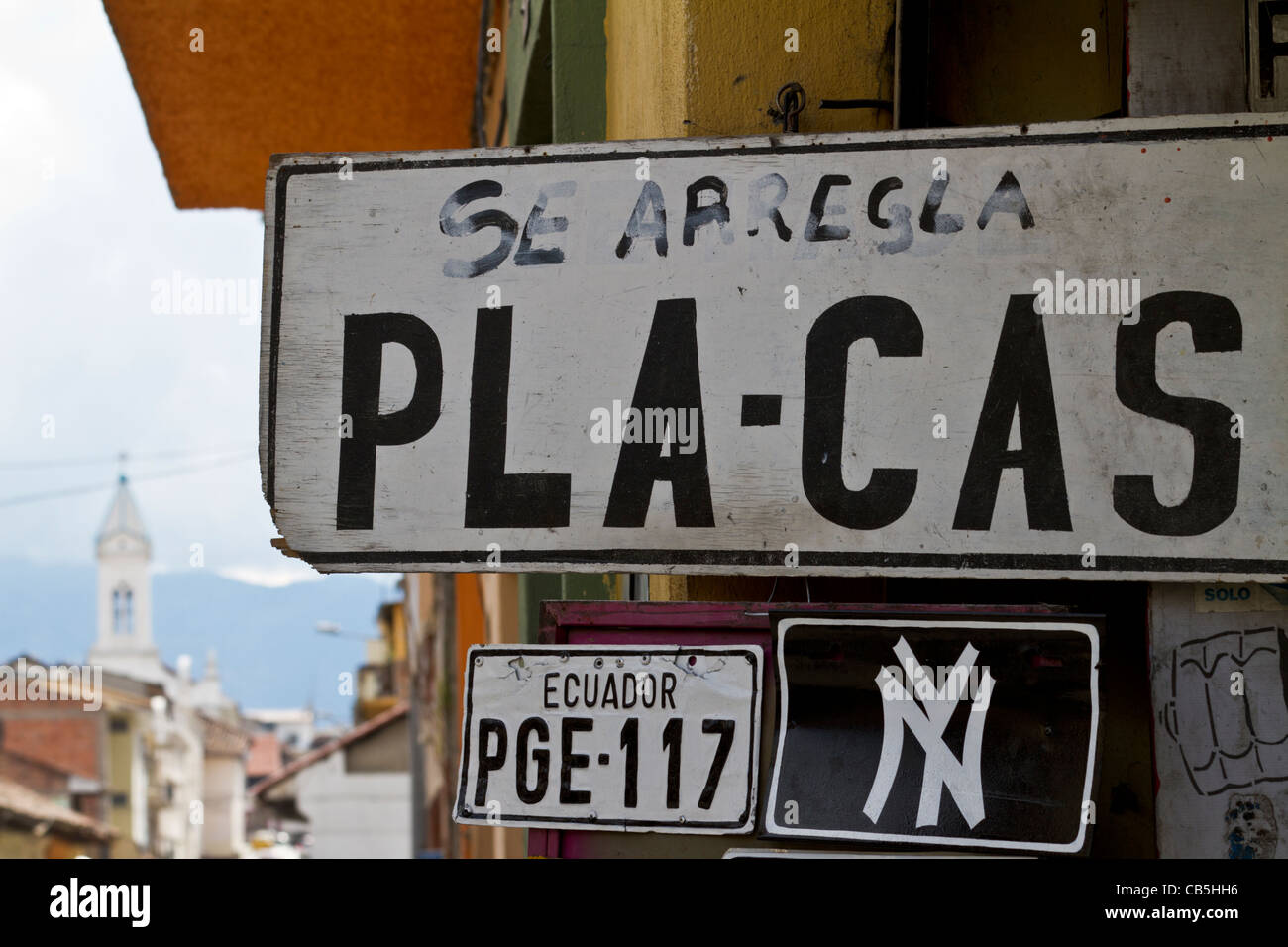 Segno pubblicità targhe in Cuenca, Ecuador Foto Stock