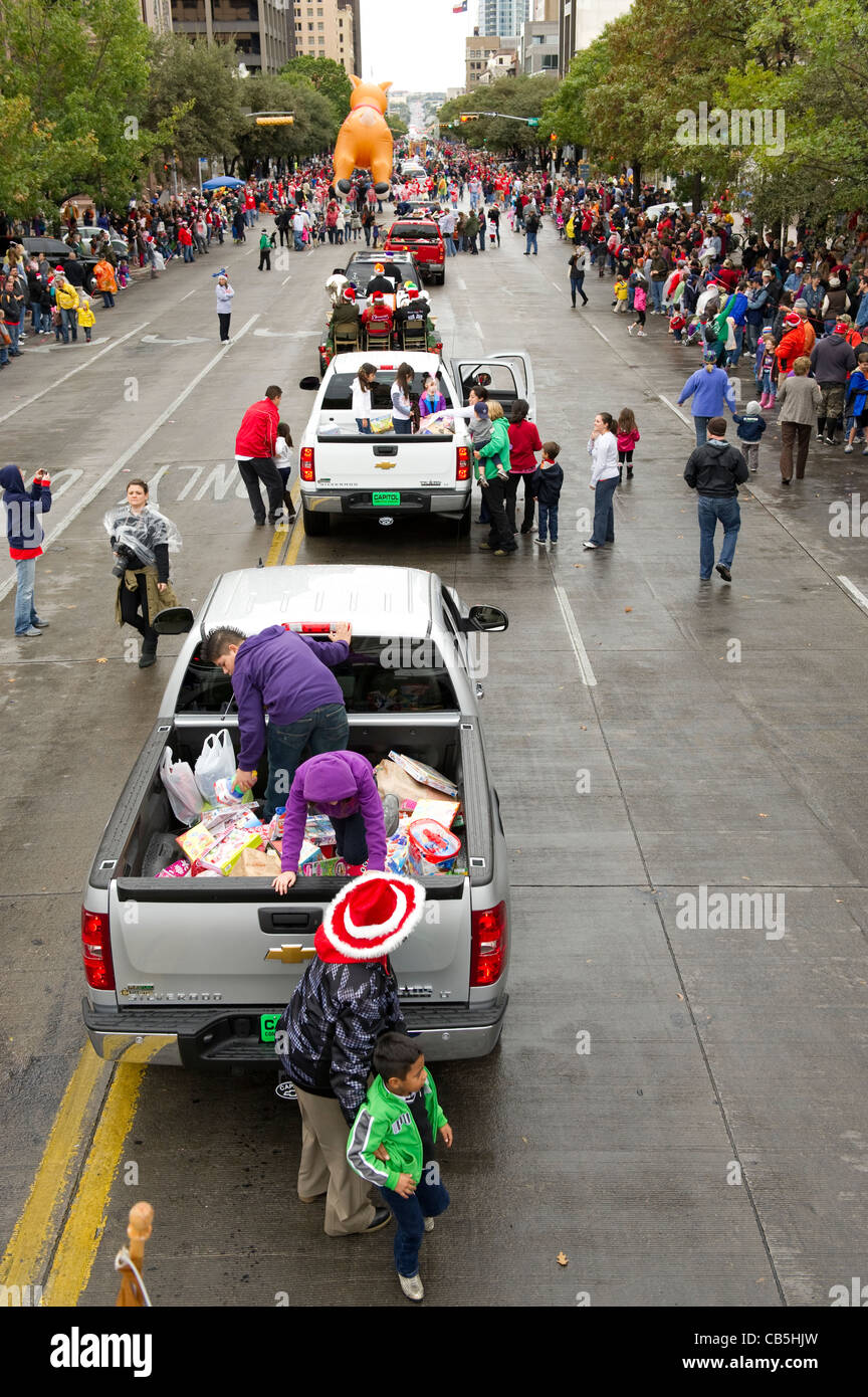Annuale Giornata del Ringraziamento parata nel centro di Austin per raccogliere vacanza giocattoli per i bambini bisognosi Foto Stock