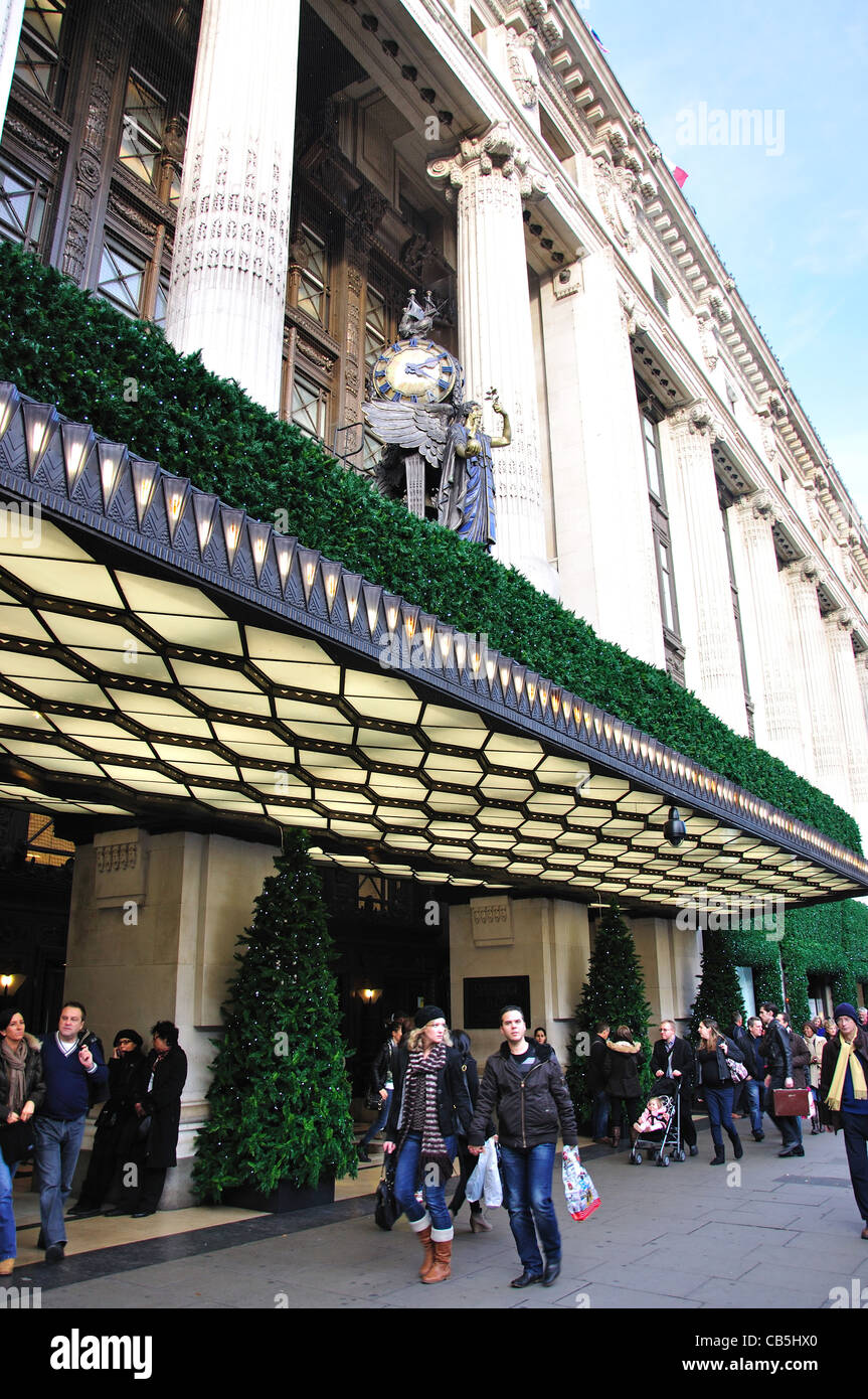 Dal grande magazzino Selfridges a Natale, Oxford Street, City of Westminster, Londra, Inghilterra, Regno Unito Foto Stock