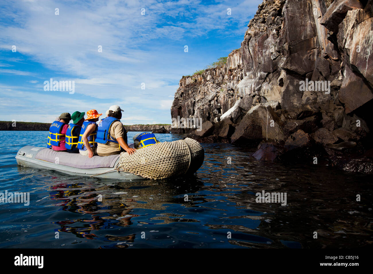 In barca alle isole Galapagos natura selvaggia da vicino i turisti cliff Foto Stock