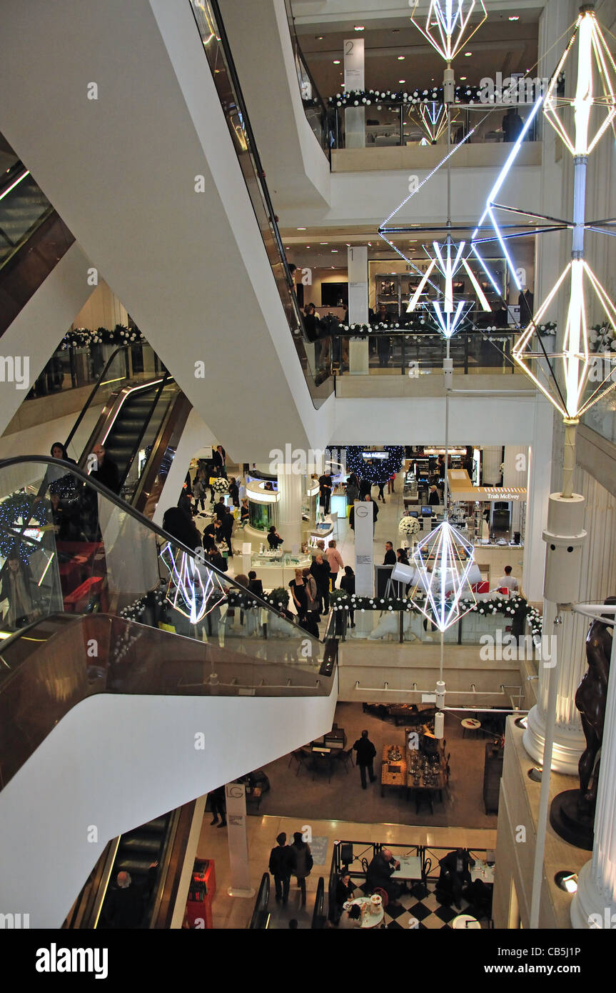 Vista interna di dal grande magazzino Selfridges a Natale, Oxford Street, City of Westminster, Londra, Inghilterra, Regno Unito Foto Stock