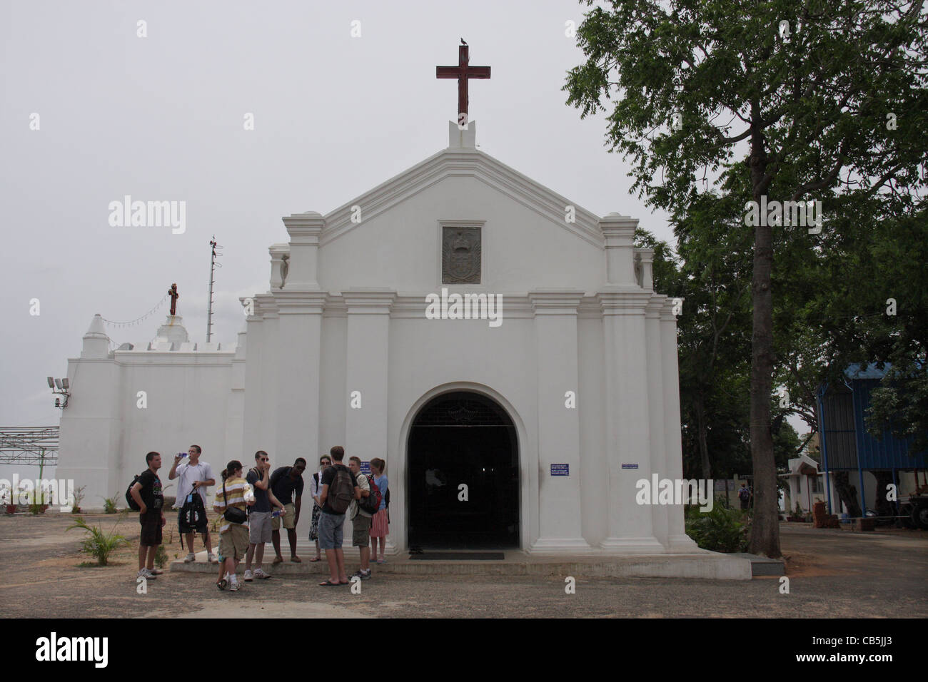 I turisti stranieri in visita a st.thomas chiesa noto anche come parangimalai in st.thomas mount,chennai ex Madras,tamilnadu,l'india Foto Stock