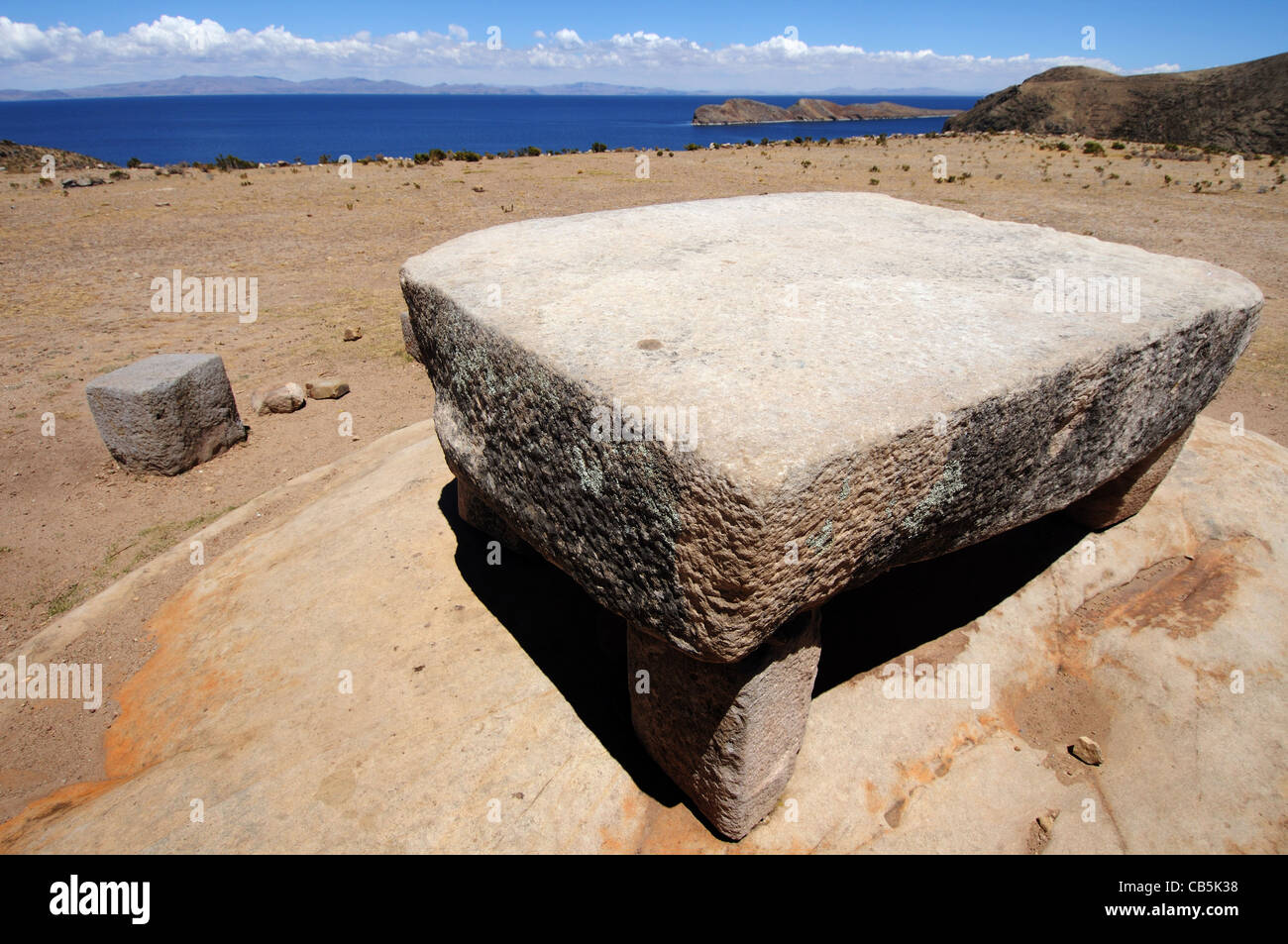 Un tavolo di pietra utilizzati per il sacrificio umano su Isla del Sol nel Lago Titicaca, Bolivia Foto Stock