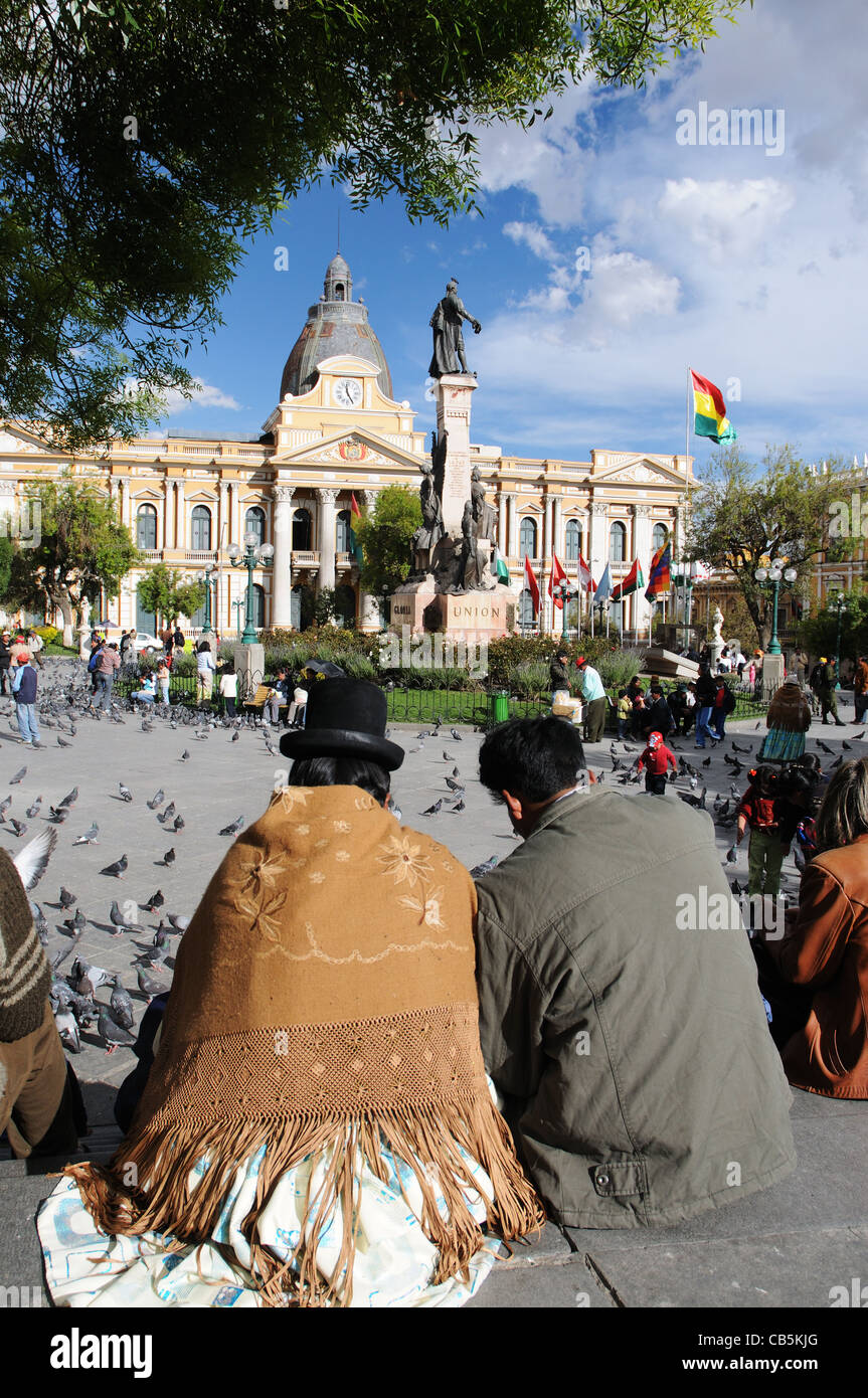 Un locale lady boliviana nel suo cappello bowler sat in Plaza Murillo, La Paz, Bolivia Foto Stock