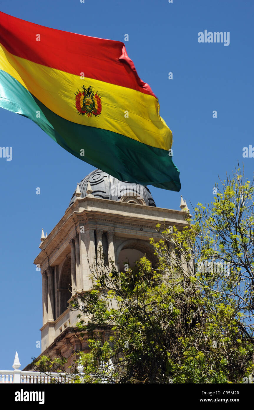 La bandiera boliviana battenti di fronte al palazzo del governo in Plaza Murillo La Paz Foto Stock