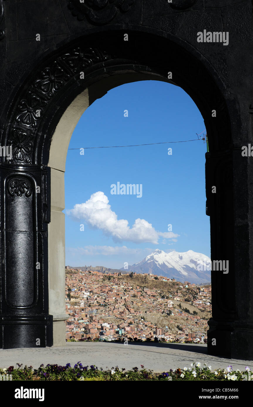 Un monumentale arco sul Killi Killi Mirador in La Paz in Bolivia Foto Stock