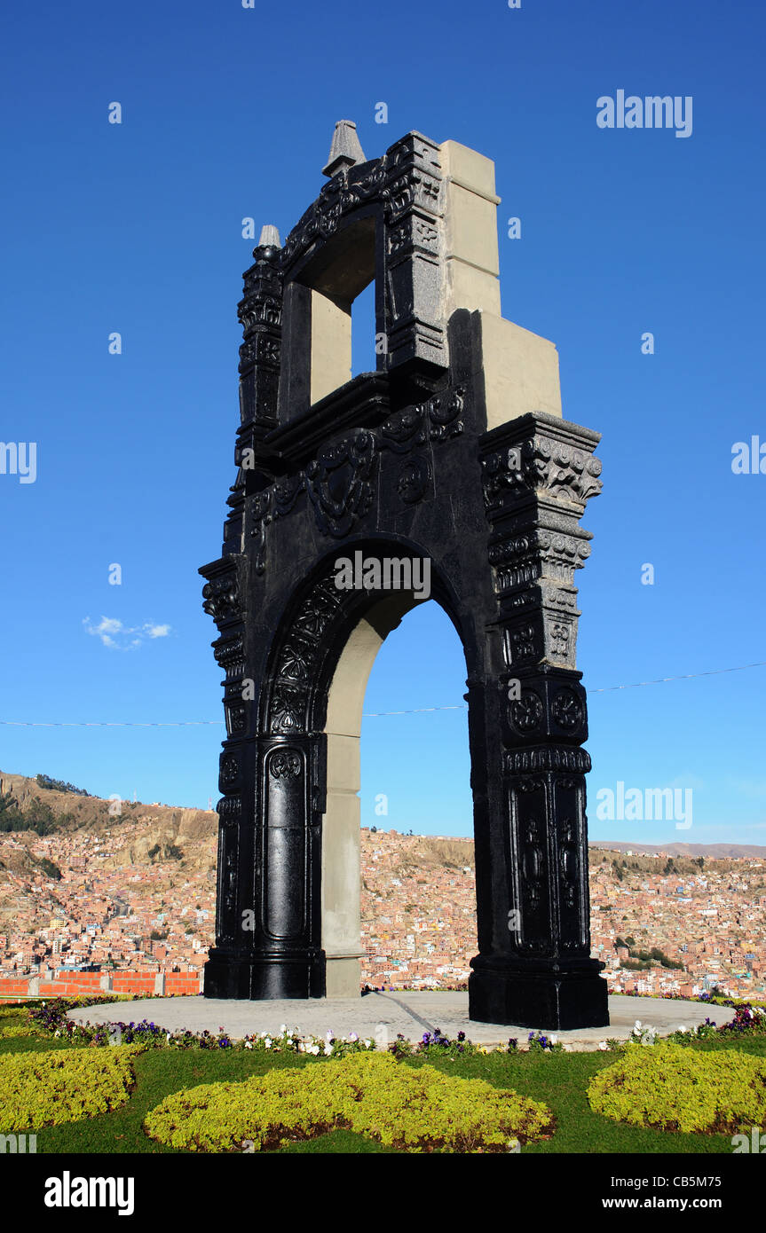 Un monumentale arco sul Killi Killi Mirador in La Paz in Bolivia Foto Stock