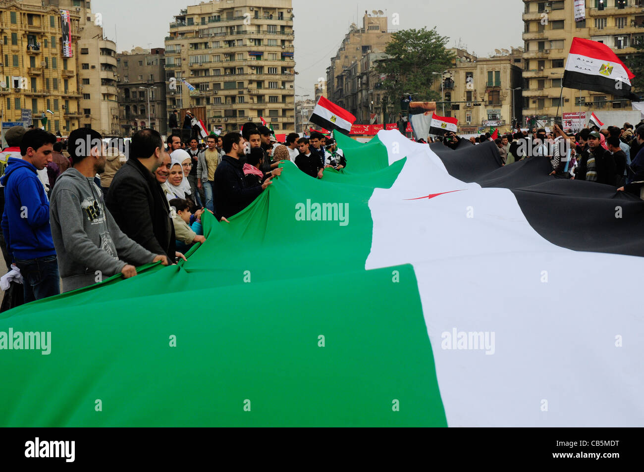 I dimostranti si dipanano una bandiera araba in piazza Tahrir al Cairo, come dell'Egitto 'Seconda Rivoluzione' si svolge nel mese di novembre 2011 Foto Stock