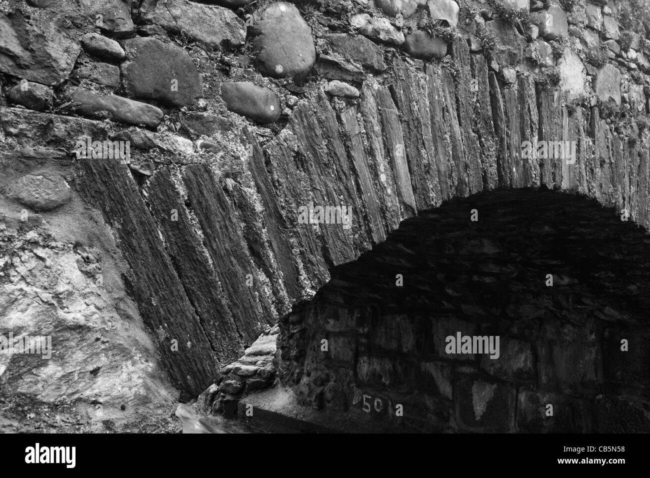 Dettaglio del ponte di pietra a Kinlochspelve, Isle of Mull, Scozia. Foto Stock