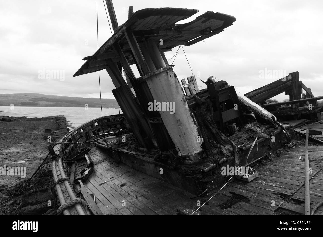 Distrutto barche da pesca spiaggiata sul litorale di Salen, Isle of Mull. Foto Stock