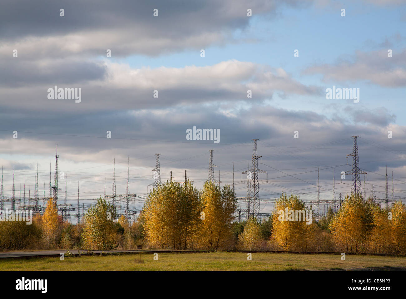 Elettricità tralicci attorno a Chernobyl il nucleare posto Chernobyl Ucraina Foto Stock