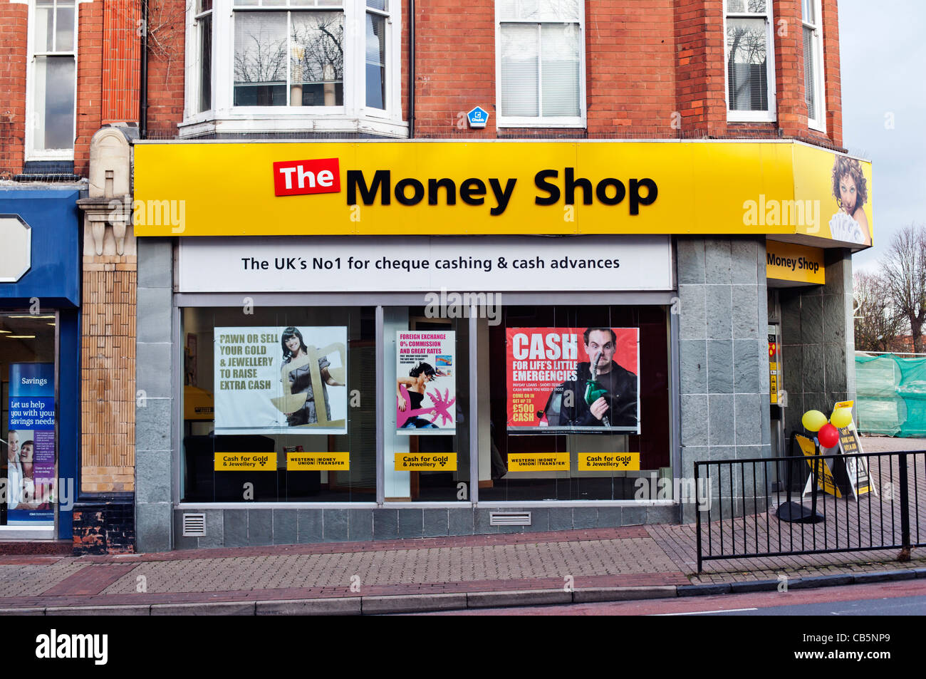 " Il denaro Shop" , Redditch street scene, Worcestershire, West Midlands England, Regno Unito , in Europa Foto Stock