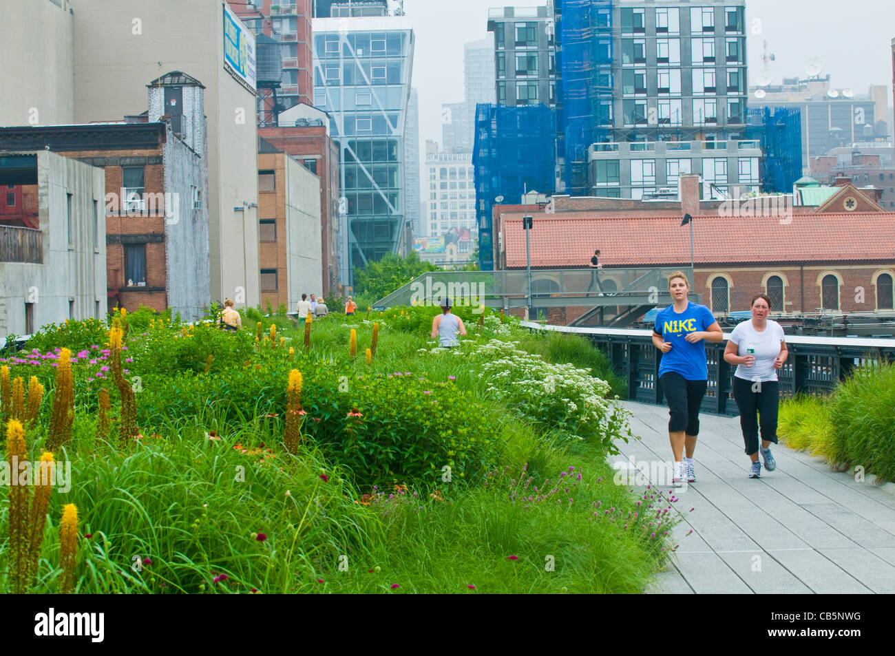 Persone non identificate jog attraverso la linea alta Park in Manhattan New York City Foto Stock