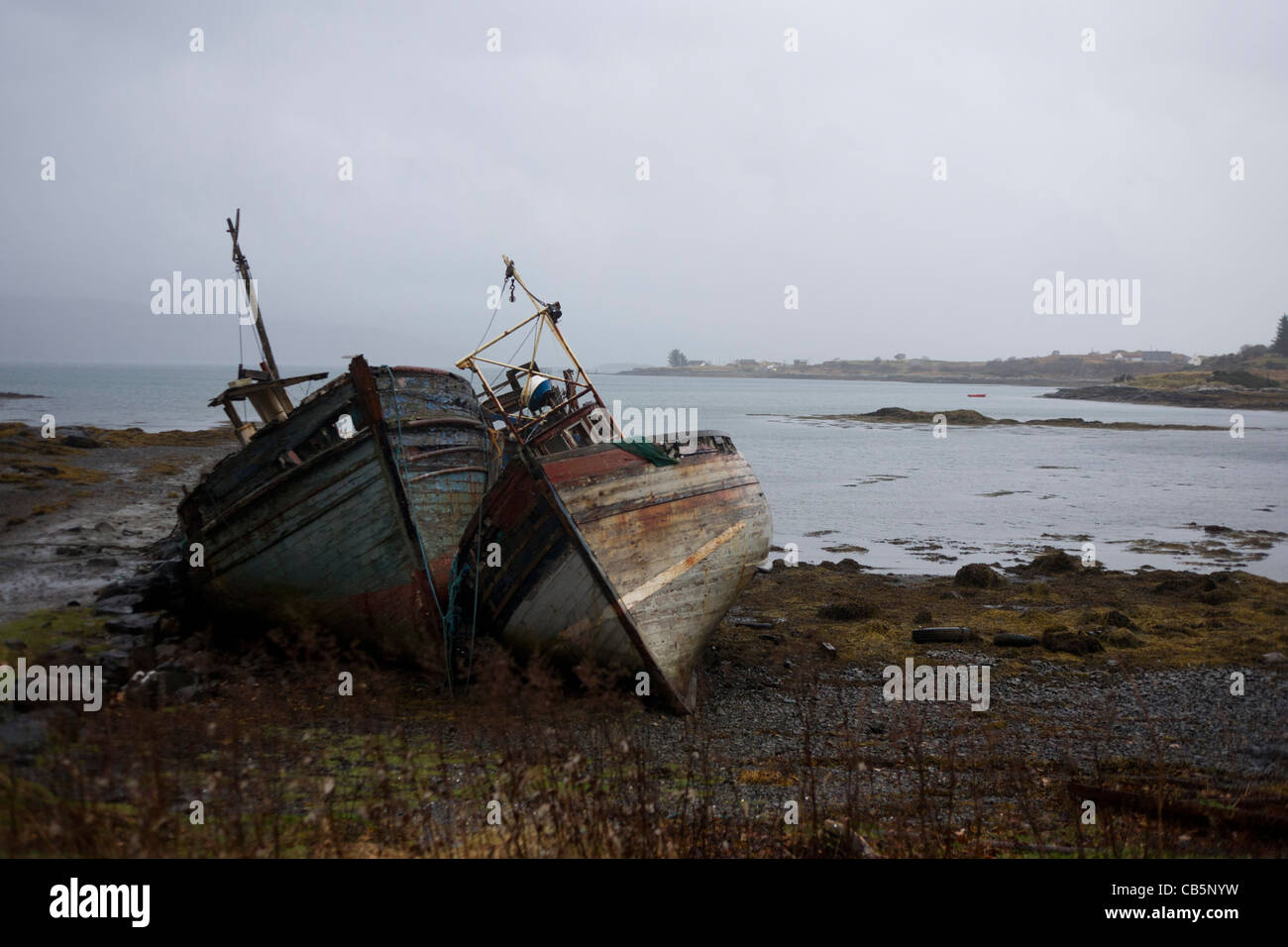 Distrutto barche da pesca spiaggiata sul litorale di Salen, Isle of Mull. Foto Stock