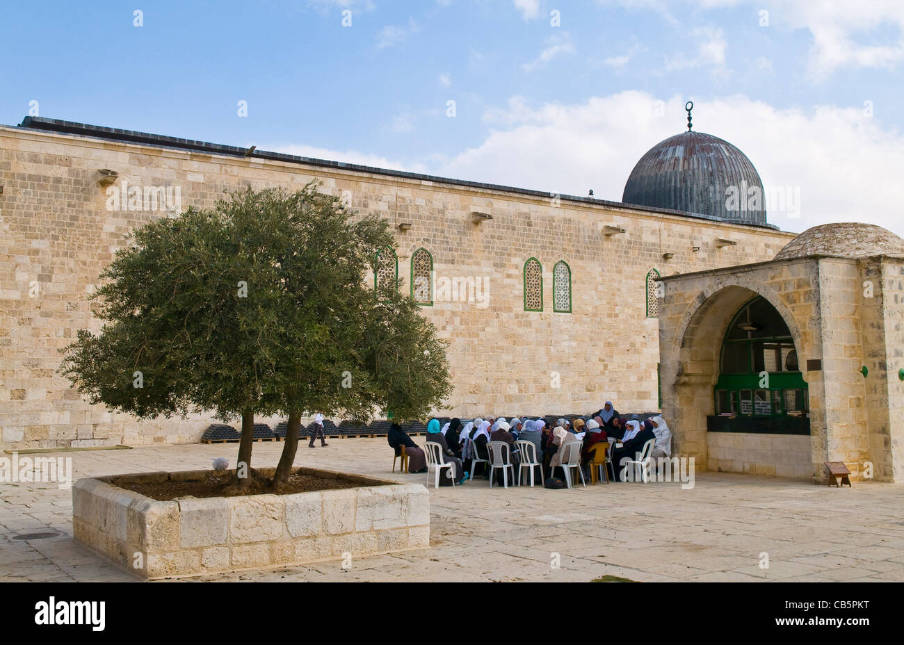 Le donne palestinesi sede vicino a 'El' Acsa la Moschea di Gerusalemme in Israele Foto Stock