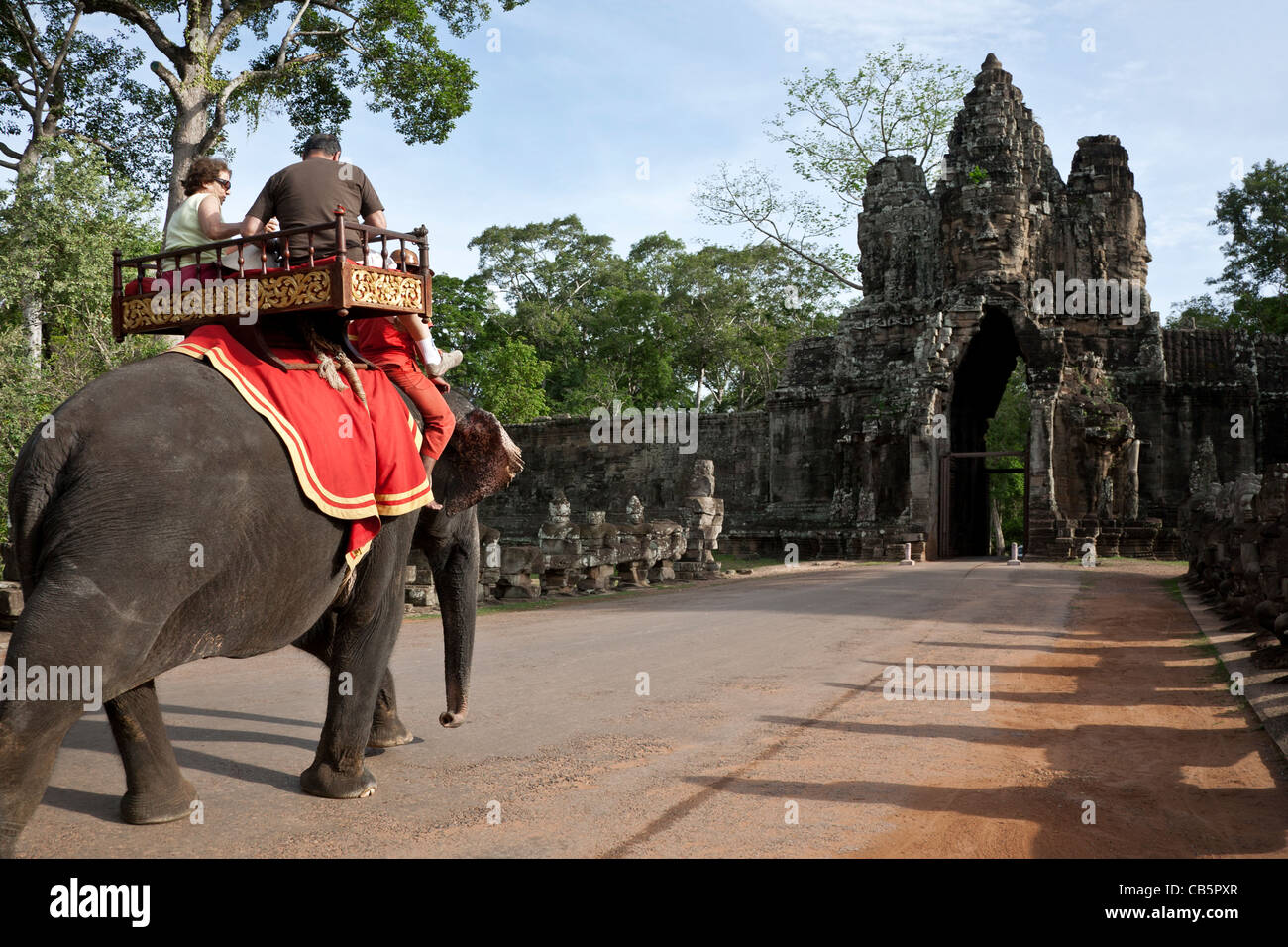 I turisti a cavallo di un elefante. Cancello per Angkor Thom. Angkor. Cambogia Foto Stock